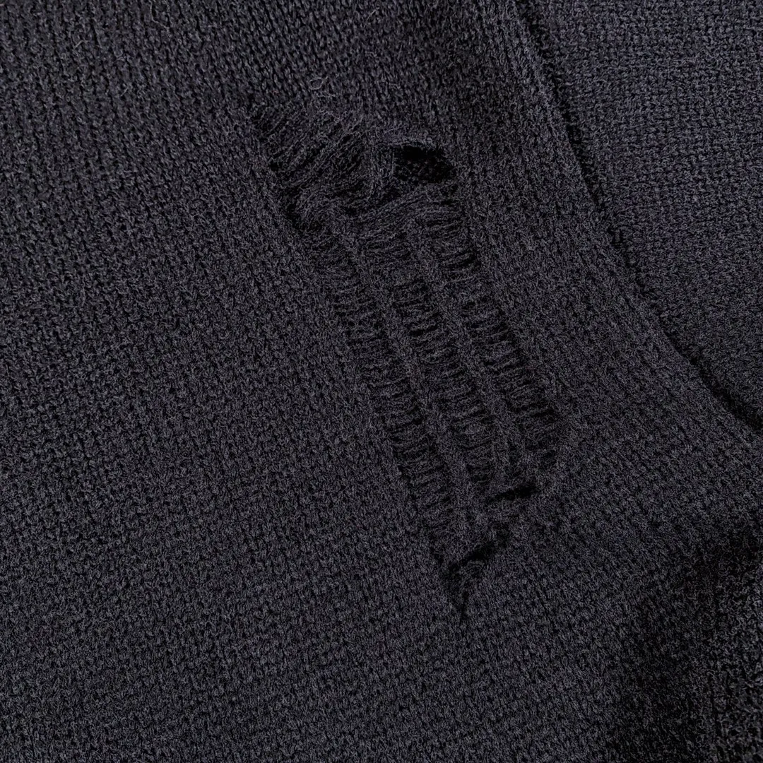 P230 High-quality Chrome Hearts CH Chrome Hearts patchwork cross hole knitted sweater pullover. The popular style is the same for men and women. It is matched with black and white. It looks good in real life. The upper body is good-looking. It looks good in daily wear. It is even more photogenic. It’s hard not to buy it. Buy it for me!!! Believe me, no one can refuse such a long Chrome Hearts jacket. The version has been expanded based on the old version. The upper body is loose and stylish, and the hem is expanded to a casual design. Fat people look extremely slim, thin people have limited height and high-end. Ten thousand yuan ZP printing, 1:1 perfect restoration, looks good when worn alone or stacked, can be easily controlled by both men and women. If you care more about quality, you must also respect the price. It is completely different from the thin see-through bottoms and junk products on the market that pill when worn. If the style makes you shine at a glance, then quality is what you should pay more attention to. Compared with price, we focus on quality. Customers who have received my products all know it. ️️️ Sweaters on the market are generally made of bract core yarn. We use modal. The advantages over core-spun yarn are very intuitive: high cost, high price, high density, relatively expensive for developers, and let us make a lot less money. In addition, it is delicate, has no scum on the upper body, resists pilling, and is high-end. We are conscientious sellers and do not use core-spun yarn. Apart from being cheap, core-spun yarn is really useless. It shrinks, pills, hooks, and makes people pierced. He is proficient in everything. It is 2024. Who doesn’t want to look decent when they go out? Quality determines the upper body effect. No matter how bad the quality, the best style is still the temperament of the urban-rural fringe. We only do long-term business. Quality determines character. Take it back and wear it with confidence and wash it. The quality of the pattern will definitely make your eyes shine. We only make the right version of high quality. We make high-end hard goods. Reject junk goods and reject fast food. Conscientious quality and conscientious price. You deserve it!  Color: Black White Gray Red Size: S M L